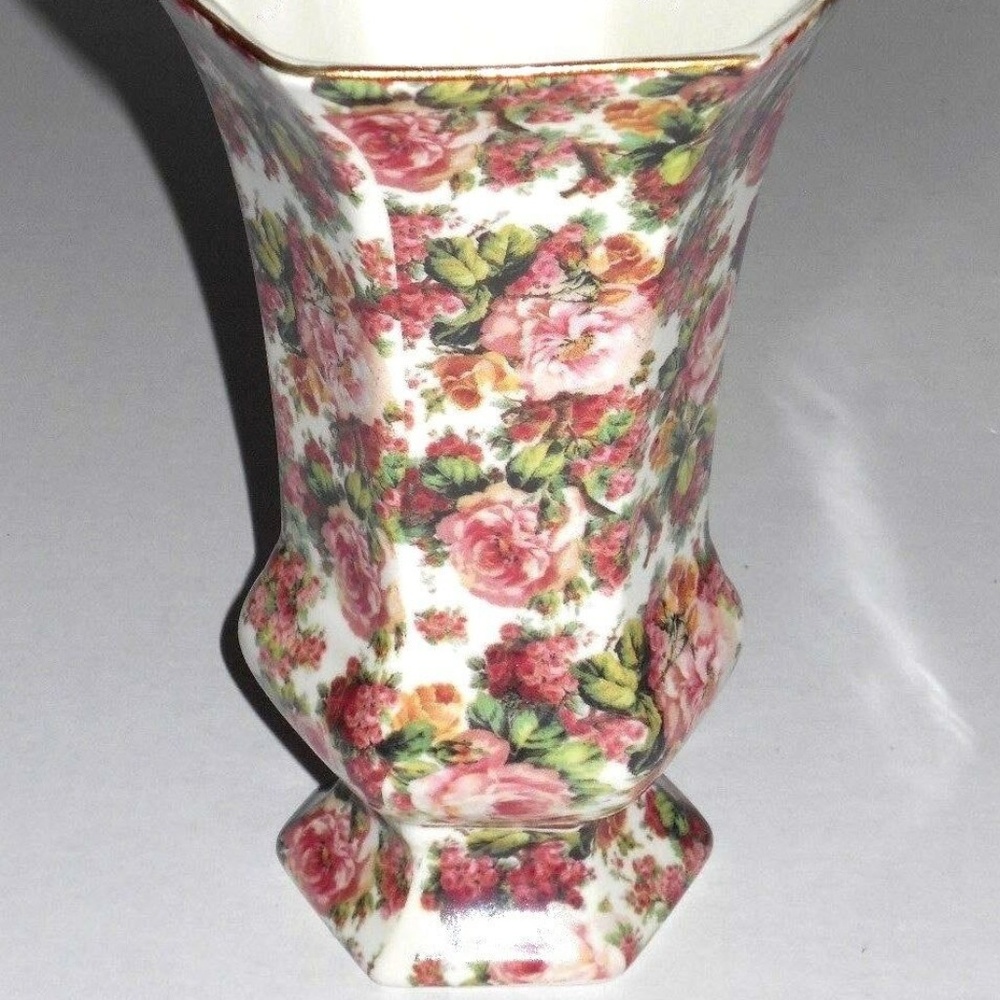 Vintage Collectible Beautifully Designed Floral Pattern Porcelain Vase